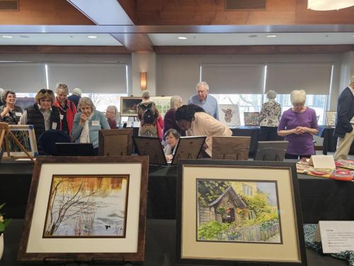 Crowd-of-visitors-over-watercolors